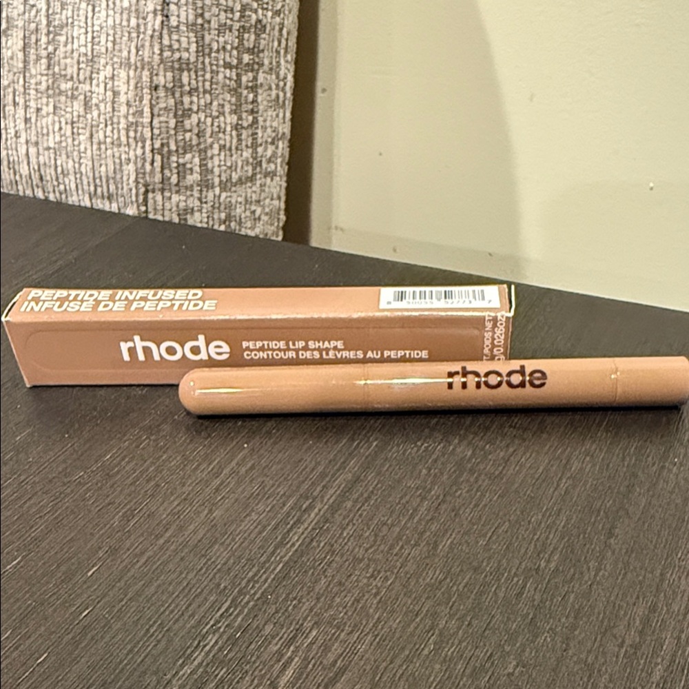 RHODE Tan Peptide Lip Shape